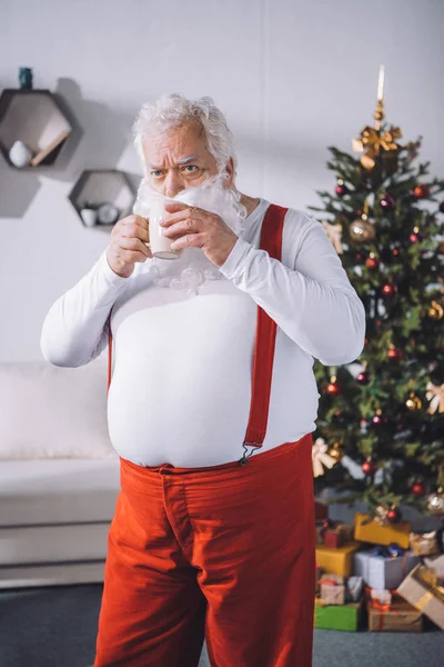 Santa claus picie kawy — Zdjęcie stockowe