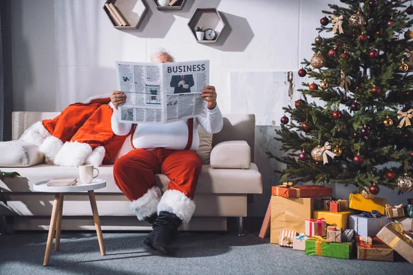 Santa claus reading newspaper — Stock Photo, Image