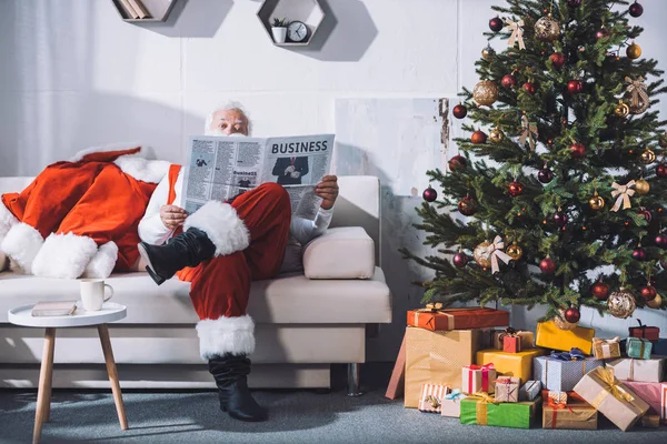 Santa claus reading newspaper — Stock Photo, Image