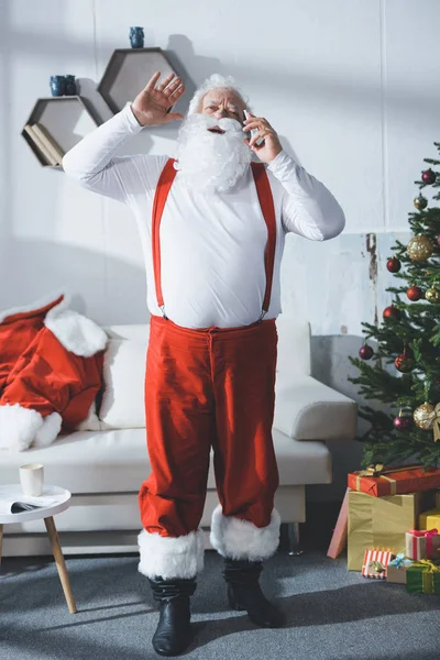 Weihnachtsmann spricht auf dem Smartphone — kostenloses Stockfoto