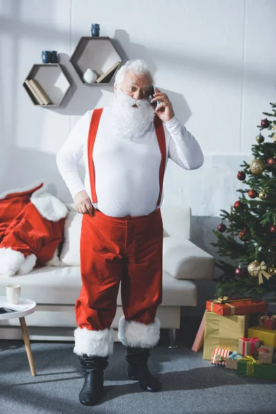Święty Mikołaj mówi na smartphone — Zdjęcie stockowe