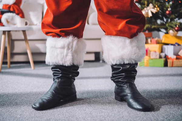 Santa claus in zwarte laarzen — Stockfoto