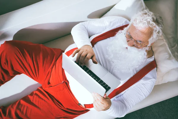 Santa Claus használ Laptop — ingyenes stock fotók