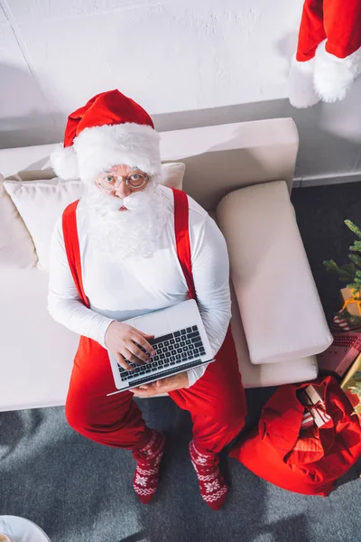 Père Noël avec ordinateur portable — Photo