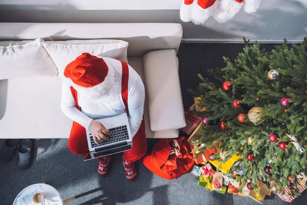 Jultomten med laptop — Stockfoto