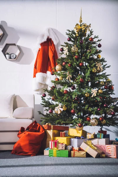 Regalos bajo el árbol de Navidad — Foto de Stock