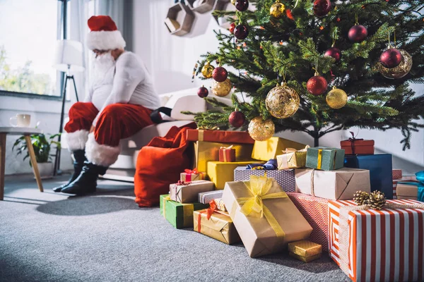 Arbre de Noël et cadeaux — Photo