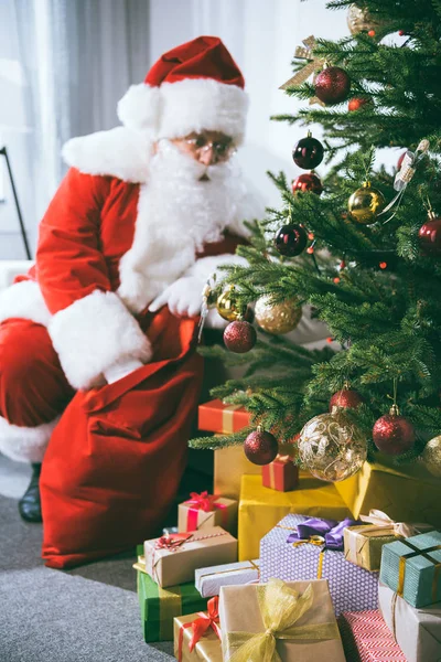 Kerstman met kerstcadeau — Stockfoto