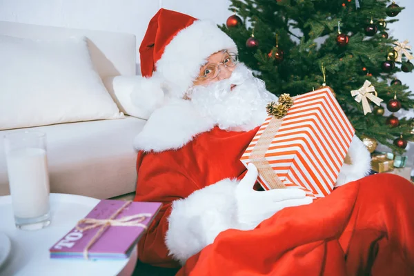 Święty Mikołaj z prezentem — Zdjęcie stockowe