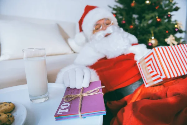 Santa claus pořizování dopis — Stock fotografie zdarma
