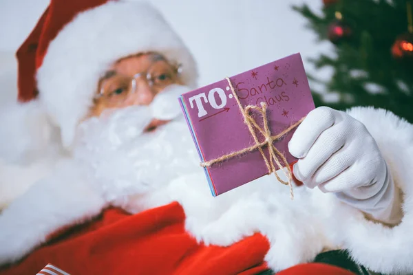 Jultomte med brev i handen — Gratis stockfoto