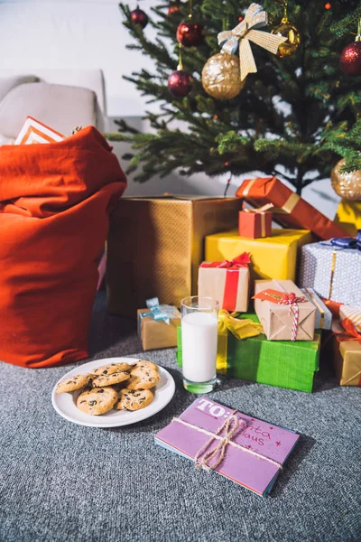 Glas Milch, Kekse und Brief für den Weihnachtsmann — Stockfoto