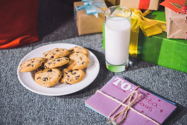 Vaso de leche, galletas y carta para santa — Foto de Stock