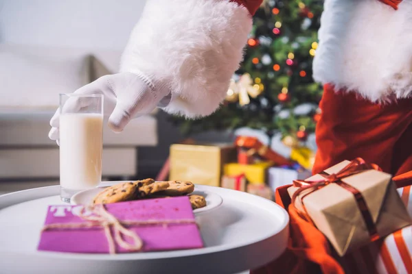 Santa claus biorąc szklankę mleka — Zdjęcie stockowe