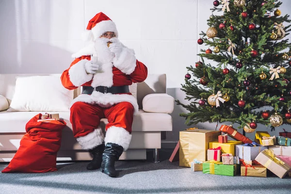 Santa claus nemen medicijnen — Stockfoto