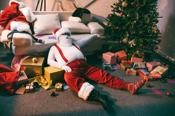 Santa claus liggande på golvet — Stockfoto