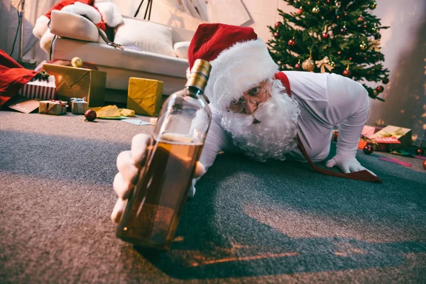 Noel Baba şişe viski ile — Stok fotoğraf