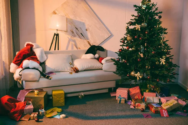 Різдвяна ялинка та подарунки — стокове фото