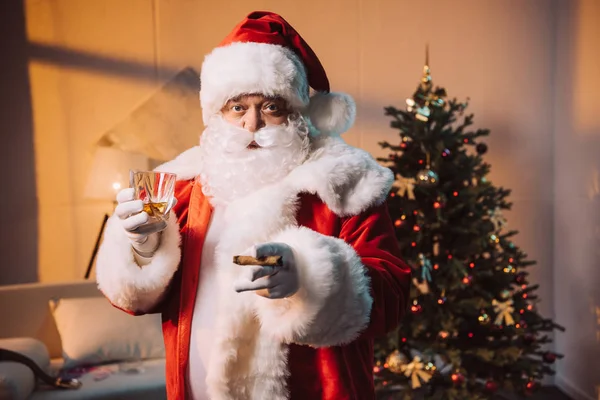 Άγιος Βασίλης με ποτήρι του ουίσκι και πούρα — Φωτογραφία Αρχείου