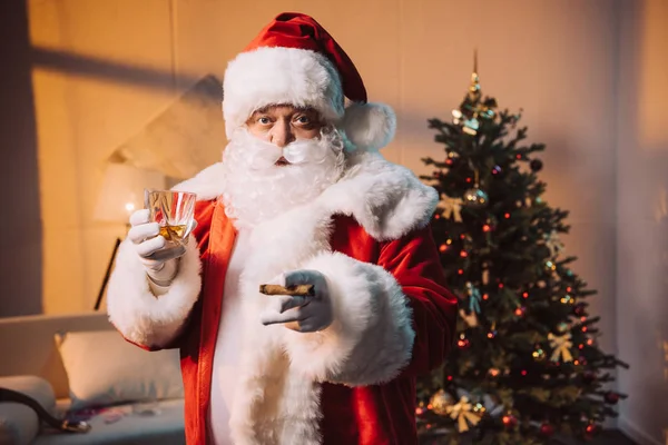 Kerstman met glas whiskey en sigaar — Stockfoto