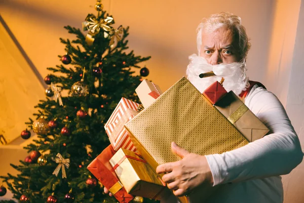 Cattivo Babbo Natale con regali e sigari — Foto Stock
