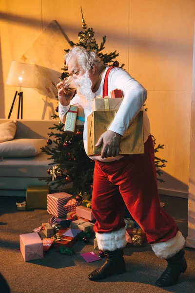 Cattivo Babbo Natale bere whisky — Foto Stock