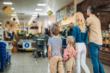 süpermarkette alışveriş aile