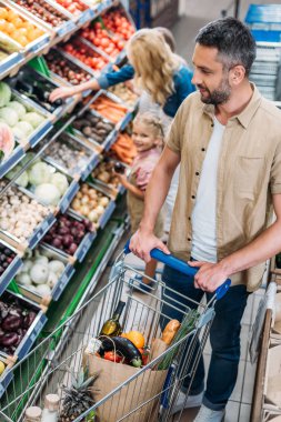 aile arabası süpermarkette alışveriş ile