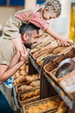Baba ve kızı süpermarket