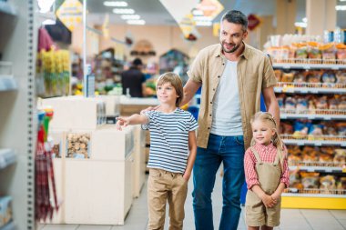Baba ile çocuklar süpermarkette