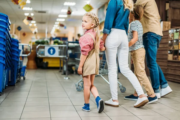 Rodina, nakupování v supermarketu — Stock fotografie