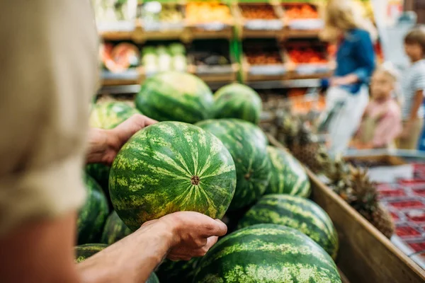 Mulher escolhendo melancia no supermercado — Fotografia de Stock