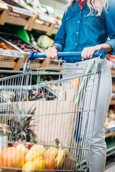 Woman in grocery shop — Stock Photo, Image