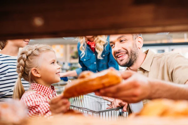 Familie kopen gebak — Stockfoto