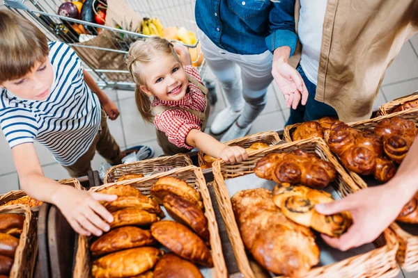 Familie wählt Gebäck — Stockfoto