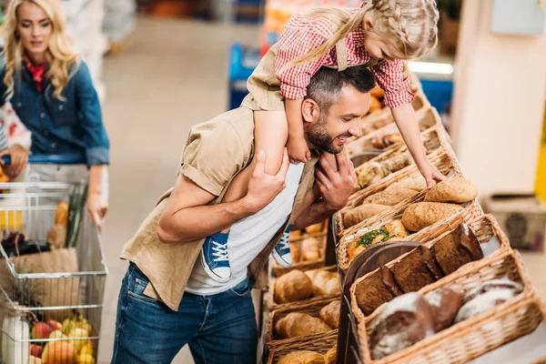 Ojciec i córka w supermarkecie — Zdjęcie stockowe