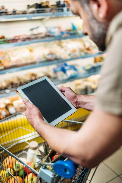 Man with tablet in grocery shop — Stock Photo, Image