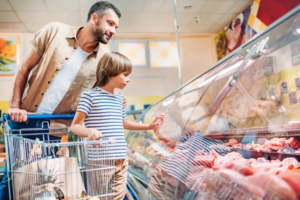 Ojciec z synem w supermarkecie — Zdjęcie stockowe