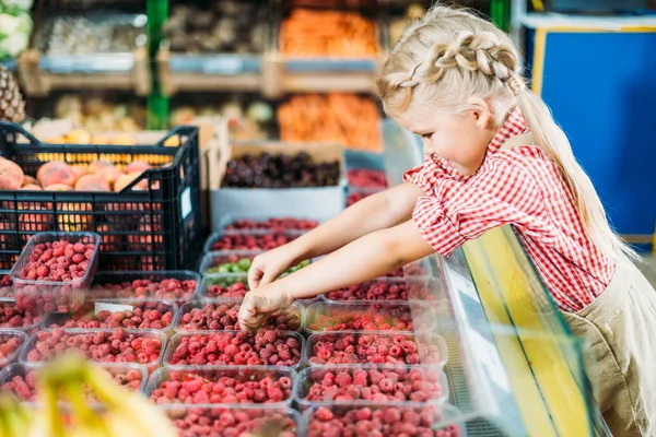 Дитина в продуктовому магазині — стокове фото