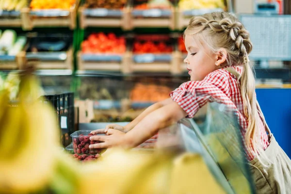 Bambino nel negozio di alimentari — Foto Stock