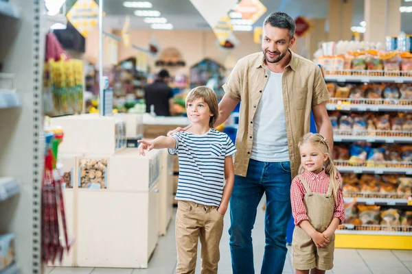 Ojciec z dziećmi w supermarkecie — Zdjęcie stockowe