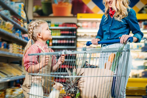 Anne ve kızı süpermarket — Stok fotoğraf