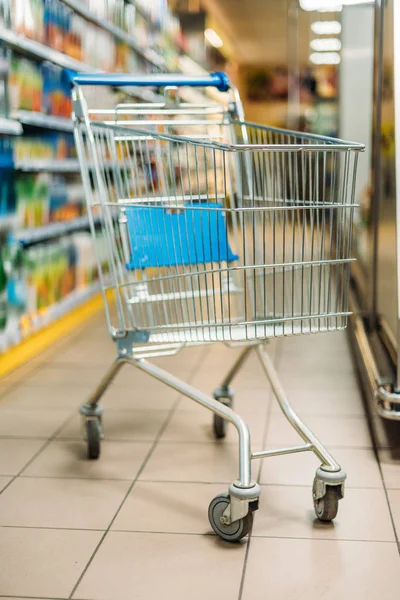 Empty shopping cart in supermarket — Stock Photo, Image