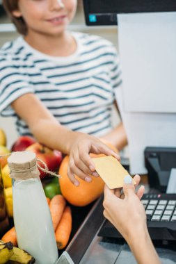 süpermarkette ödeme yapmadan çocuk