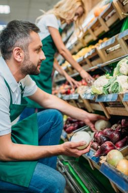 süpermarkette alışveriş asistanları