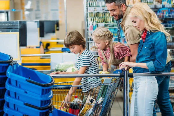 Family in supermarket — Stock Photo, Image