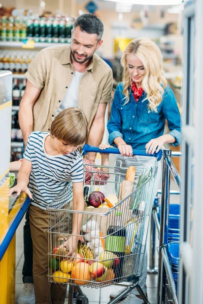 Family in supermarket — Stock Photo, Image