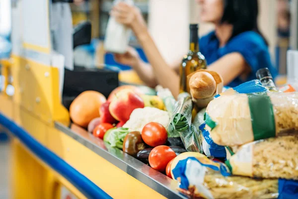 Żywności w momencie gotówki w supermarkecie — Zdjęcie stockowe