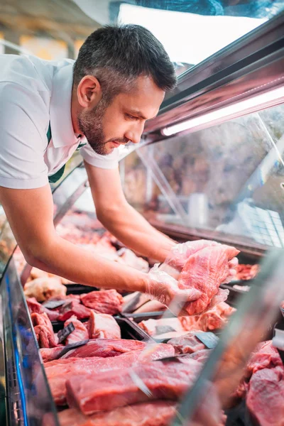 Válogató nyers húst bolt segéd — Stock Fotó