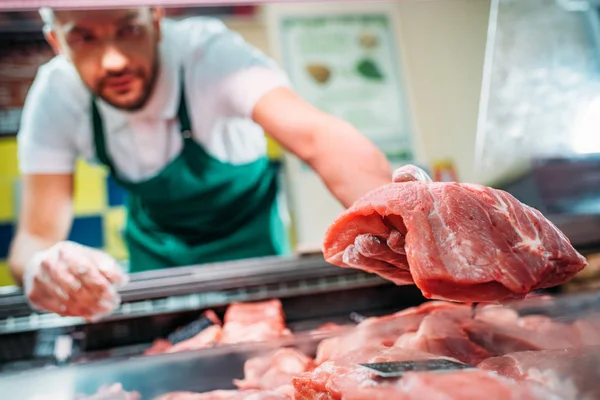 Negozio assistente assortimento carne cruda — Foto Stock